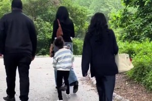 旁边是保镖？网友在纽约的一个公园偶遇瓦妮莎带着三个女儿在游玩